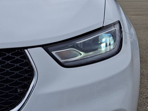 Used 2024 Chrysler Pacifica Touring-L image 9