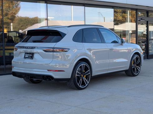 Used 2022 Porsche Cayenne Turbo S image 9