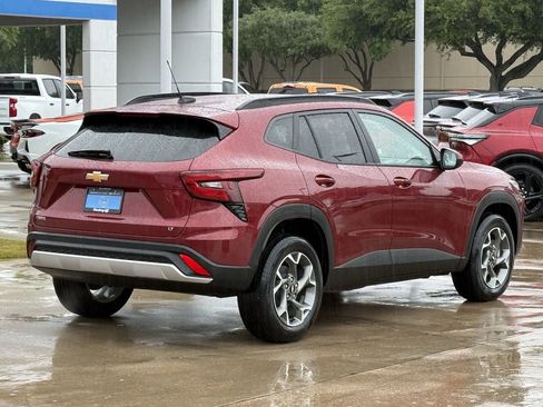 Used 2025 Chevrolet Trax LT w/ LT Convenience Package FWD image 4