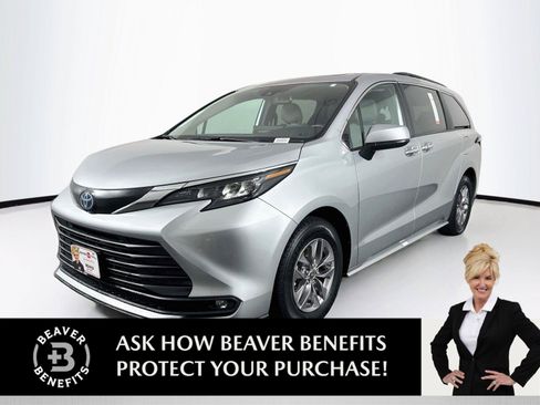 Certified 2025 Toyota Sienna XLE FWD image 1