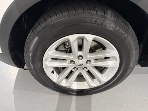 Used 2016 Ford Explorer XLT w/ Equipment Group 202A FWD image 5