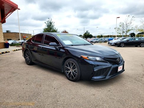 Used 2022 Toyota Camry SE image 3