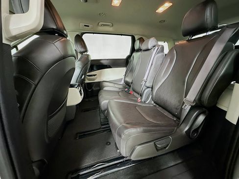 Used 2024 Kia Carnival EX FWD image 17
