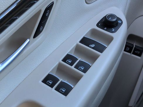 Used 2015 Volkswagen Eos Executive image 23