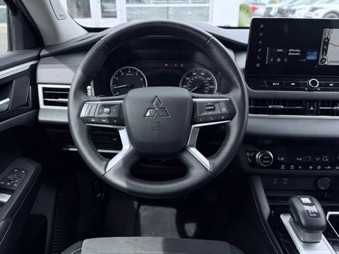 Used 2025 Mitsubishi Outlander SE AWD/4WD image 29