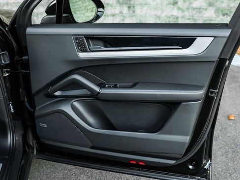 Used 2025 Porsche Cayenne Base image 13