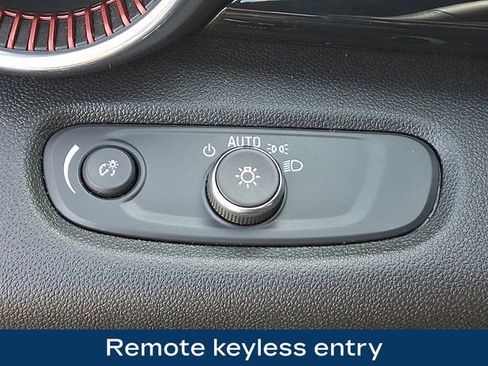 Used 2025 Chevrolet Trax RS w/ Sunroof Package image 9