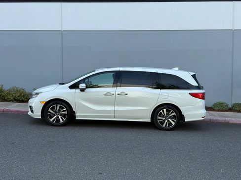 Used 2018 Honda Odyssey Elite image 3