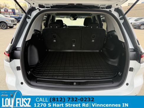 Used 2023 Jeep Grand Cherokee Laredo image 9