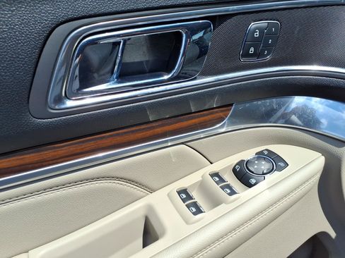 Used 2019 Ford Explorer Limited w/ Ford Safe & Smart Package AWD/4WD image 12