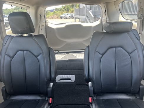 Used 2017 Chrysler Pacifica Touring-L FWD image 31