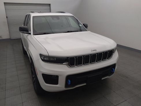 Used 2022 Jeep Grand Cherokee Overland w/ Luxury Tech Group IV AWD/4WD image 14