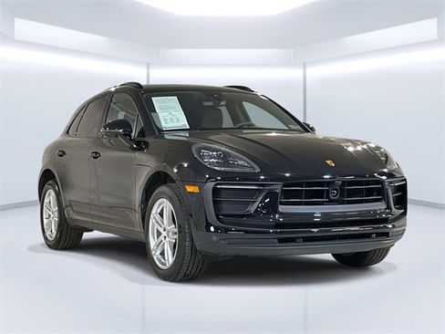 Used 2025 Porsche Macan image 3
