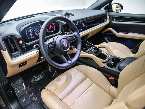 Certified 2025 Porsche Cayenne Coupe AWD/4WD image 4