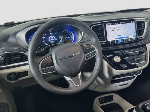 Used 2023 Chrysler Pacifica Touring-L FWD image 18