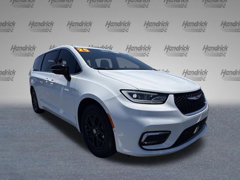 Used 2025 Chrysler Pacifica Select FWD image 2