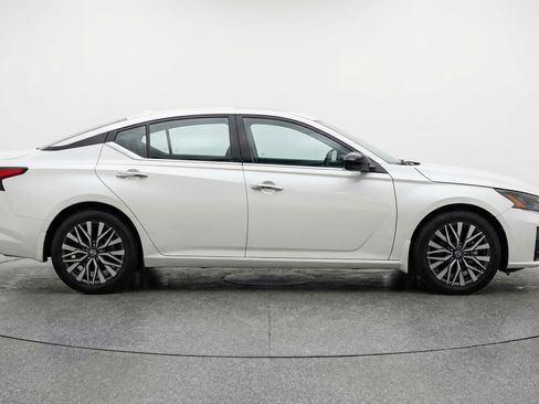 Used 2025 Nissan Altima 2.5 SV image 11