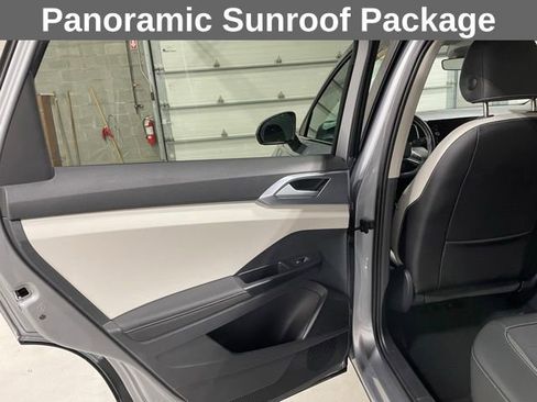 Used 2025 Volkswagen Taos SE AWD/4WD image 14