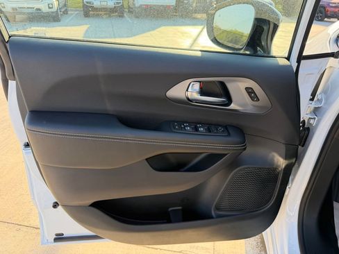 New 2026 Chrysler Pacifica Select FWD image 13