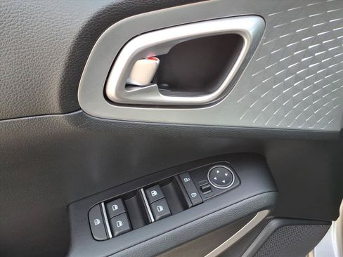 Used 2025 Kia Soul LX w/ LX Technology Package FWD image 18