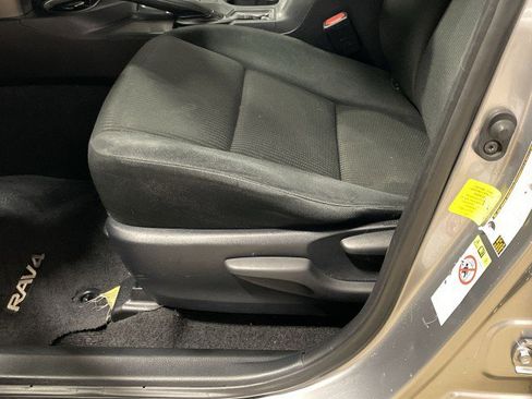 Used 2018 Toyota RAV4 LE FWD image 13