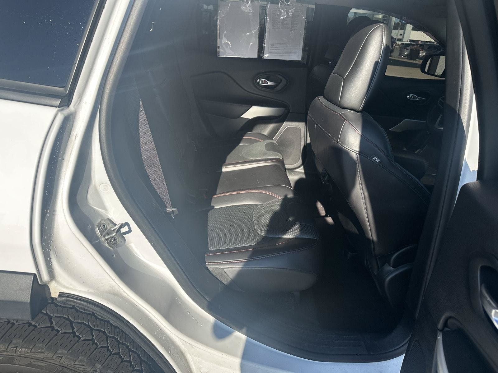 Used 2017 Jeep Cherokee Trailhawk AWD/4WD image 24