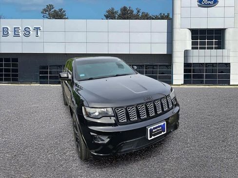 Used 2017 Jeep Grand Cherokee Altitude AWD/4WD image 2