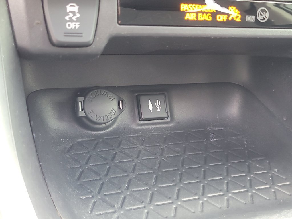 Used 2019 Toyota RAV4 XLE FWD image 23