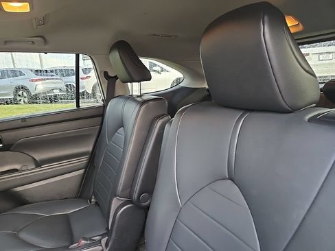 Used 2021 Toyota Highlander XLE AWD/4WD image 31