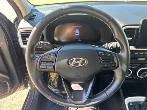 Used 2024 Hyundai Venue Limited image 29