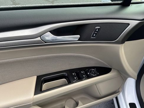 Used 2017 Ford Fusion SE image 7