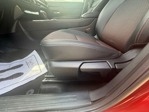 Used 2025 Nissan Kicks SR w/ SR Premium Package FWD image 17