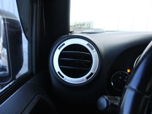 Used 2015 Jeep Wrangler Unlimited Sahara AWD/4WD image 6