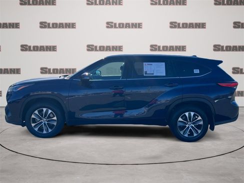 Used 2022 Toyota Highlander XLE image 2