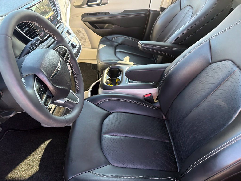 Used 2023 Chrysler Pacifica Touring-L FWD image 24