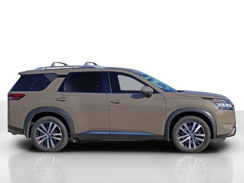 Used 2023 Nissan Pathfinder Platinum FWD image 4
