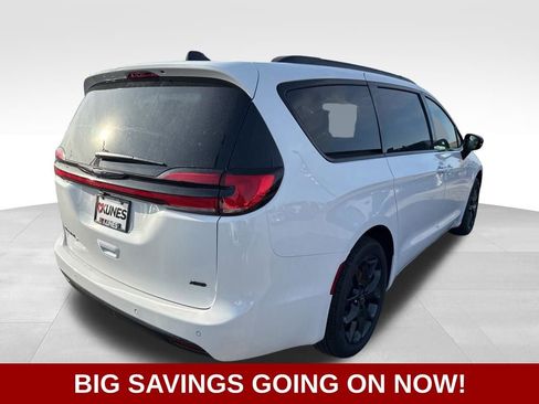 New 2026 Chrysler Pacifica Select w/ S Appearance Package image 3