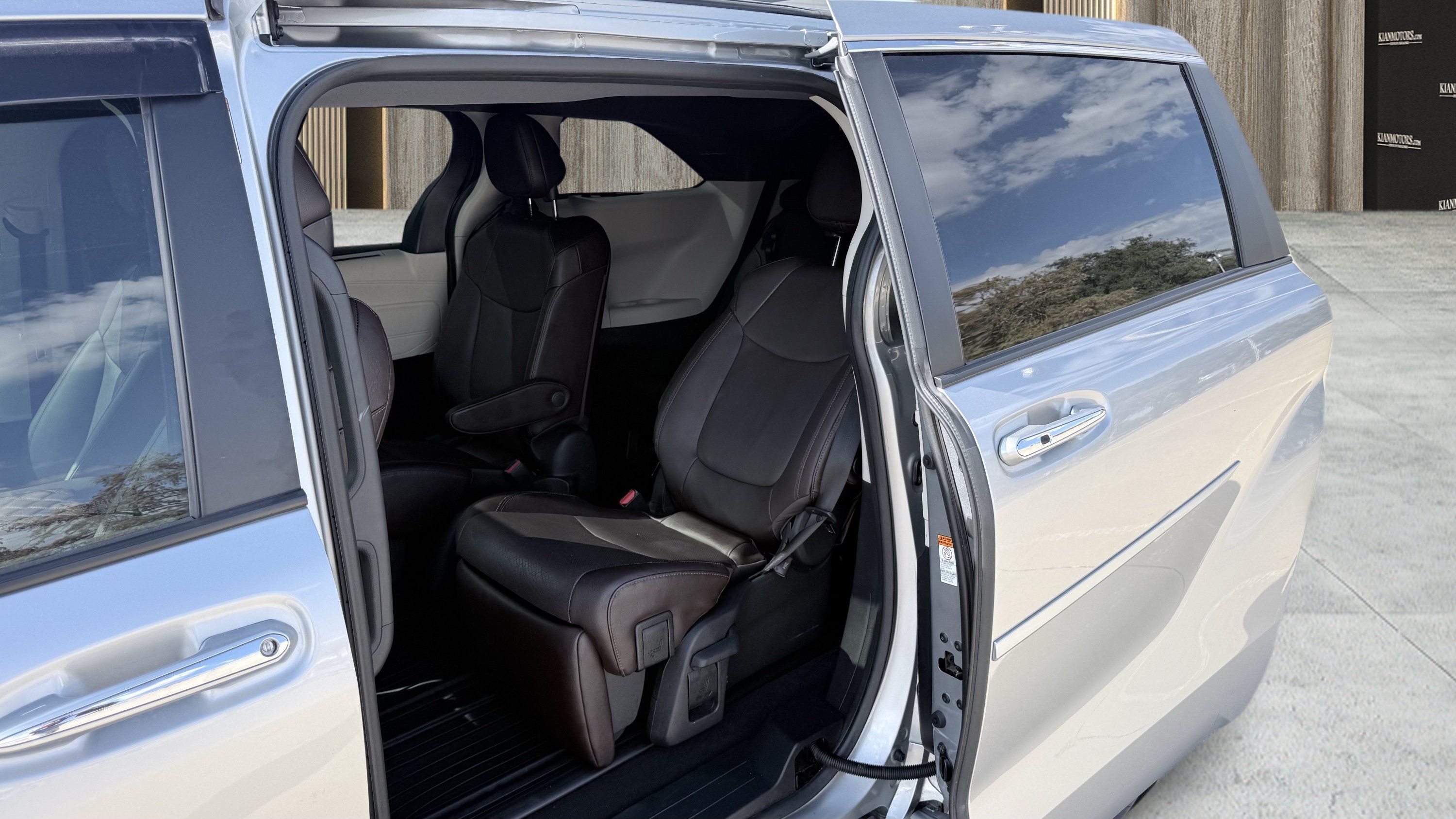 Used 2022 Toyota Sienna Platinum FWD image 32