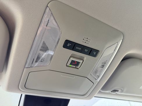Used 2022 Toyota RAV4 LE FWD image 16