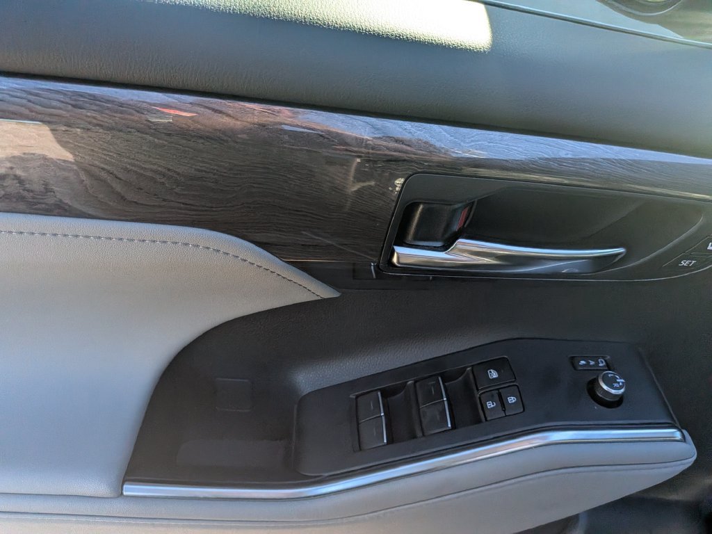 Used 2024 Toyota Highlander Platinum FWD image 10