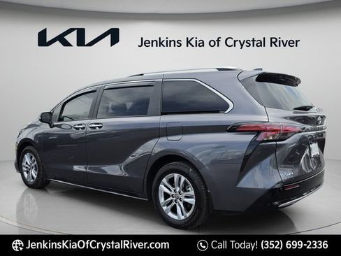 Used 2025 Toyota Sienna Limited FWD image 10
