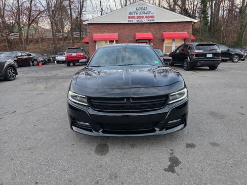 Used 2016 Dodge Charger SXT image 2