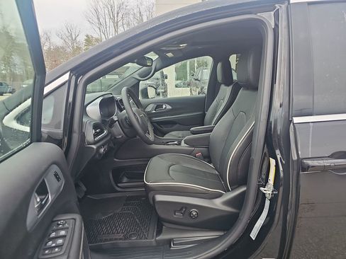 New 2026 Chrysler Pacifica Limited AWD/4WD image 10