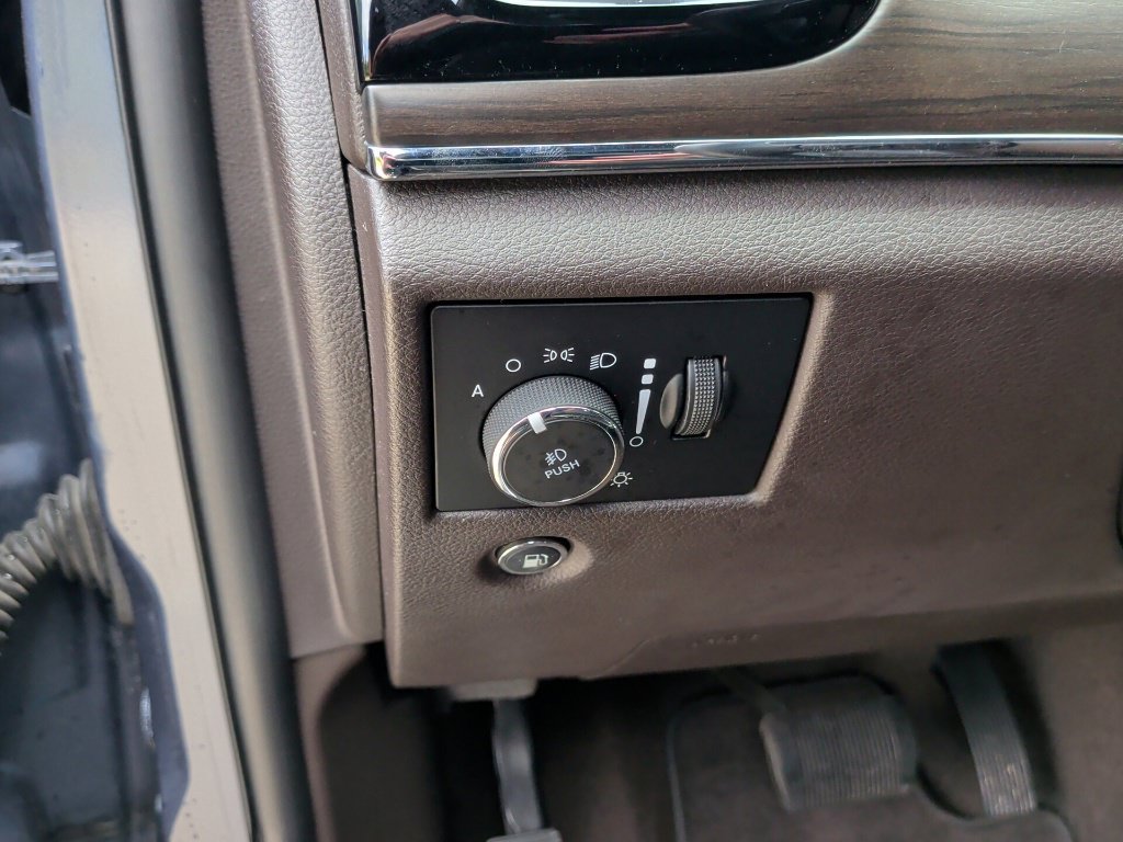 Used 2019 Jeep Grand Cherokee Overland AWD/4WD image 16