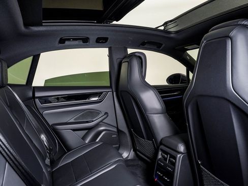 Certified 2025 Porsche Macan Electric image 16