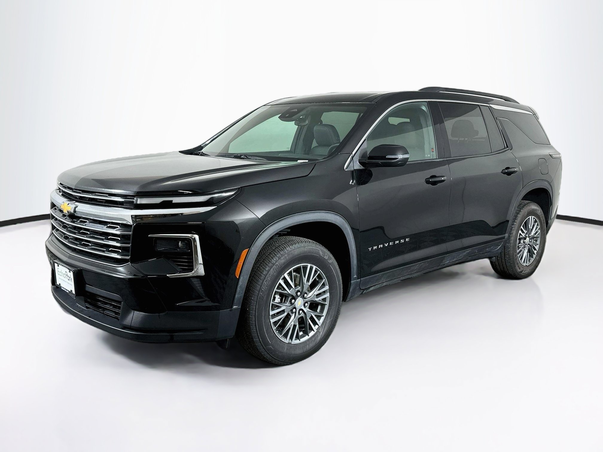 Used 2025 Chevrolet Traverse LT FWD image 3