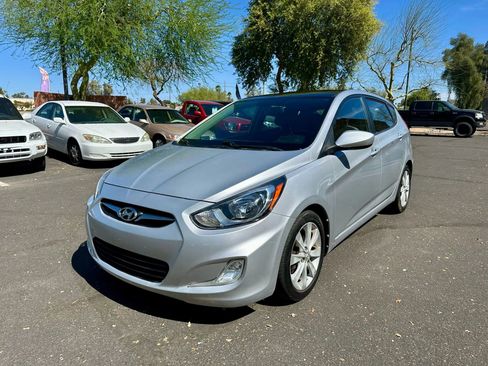 Used 2012 Hyundai Accent SE image 1