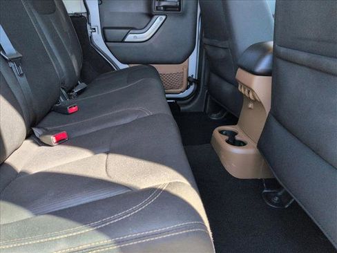 Used 2018 Jeep Wrangler Unlimited Sahara image 17