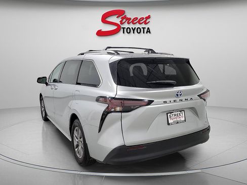 Used 2023 Toyota Sienna LE image 2