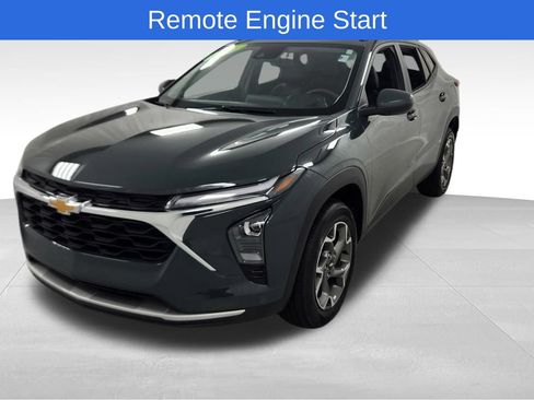 Used 2025 Chevrolet Trax LT FWD image 7